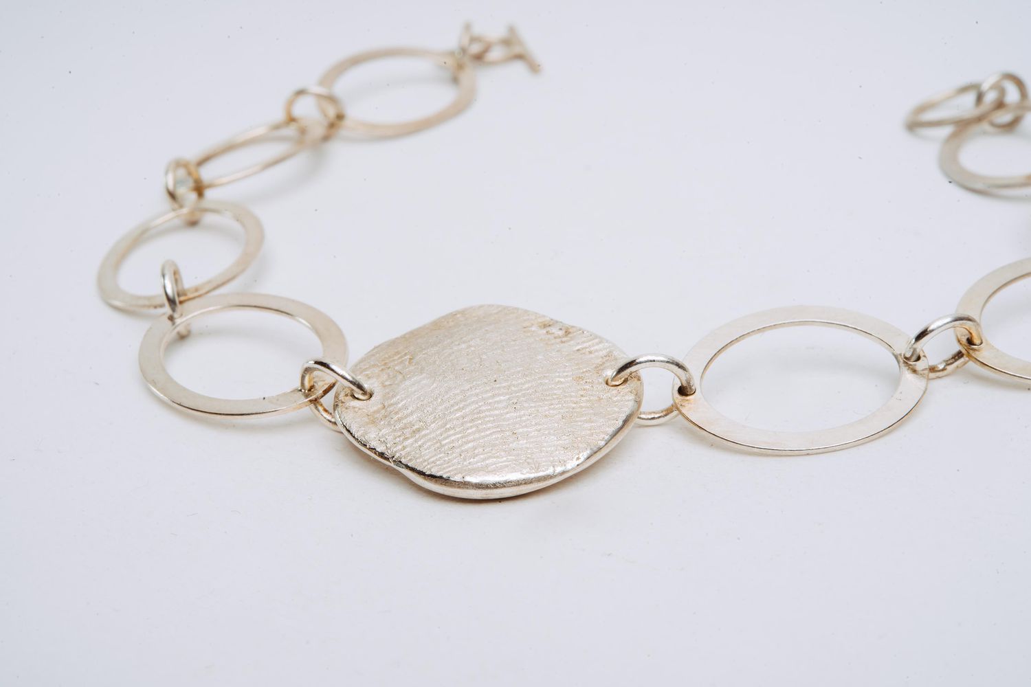 Colliers (Halskette) aus 925er Silber mit schlichten Ringen und Mittelstück (Fingerabdruck z.B. des Partners)